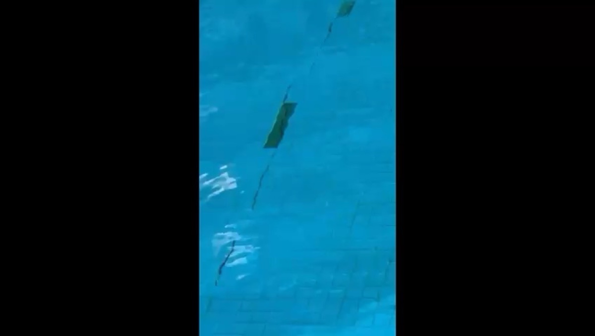 Pool tile crack detection