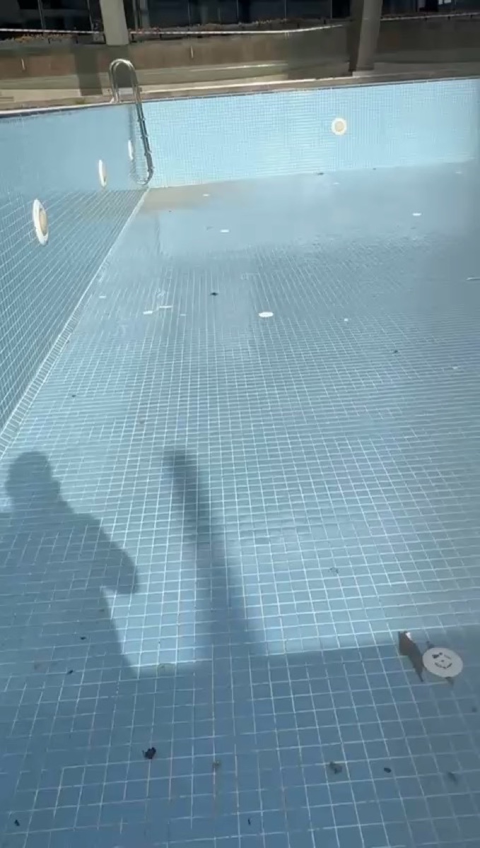 Pool floor inspection